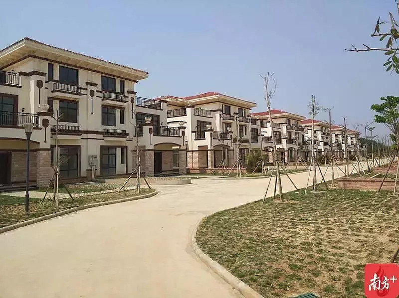 前段时间,一则富豪为村民送别墅的新闻上了热搜.