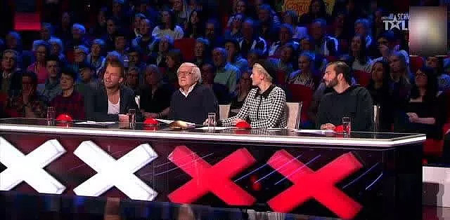 下一位选手洋河股份各位评委请亮灯