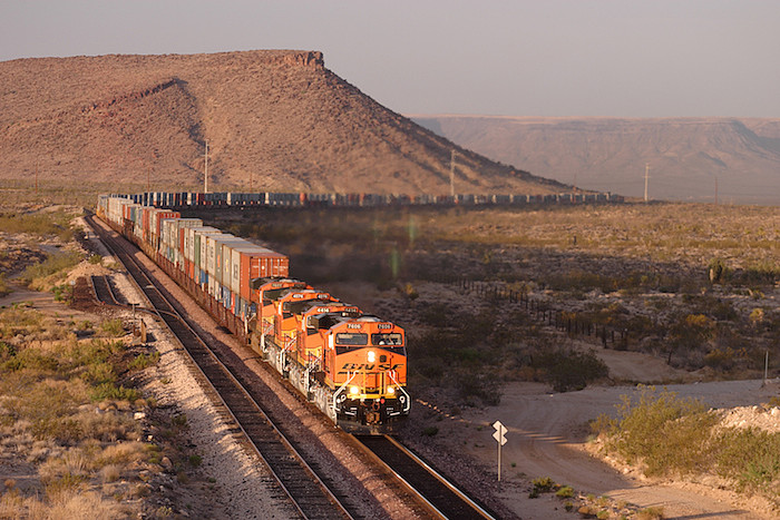 看不到尾巴的bnsf火车.