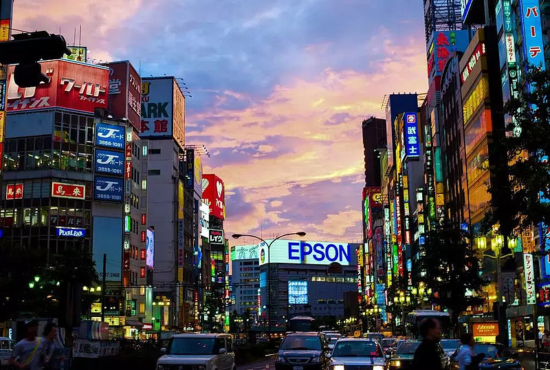 晚上不 打烊 购物中心的 夜经济 究竟该怎么搞 夜经济 正在成为提升城市活力 形成强大国内市场的一个新引擎 对于商业地产而言 购物中心的营业时间一般在22点左右便结束