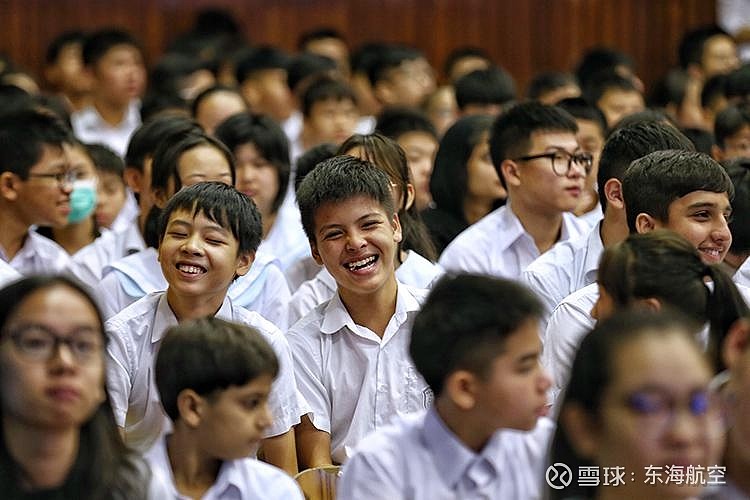 开学日,香港黄楚标中学在国歌声中升起五星红旗