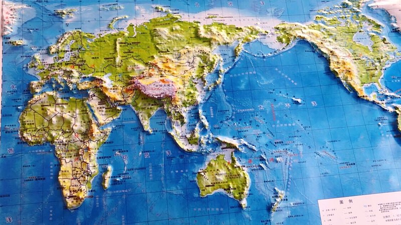 仔细看世界地图会发现中国和印度很像中国左边高山右边是大海印度三面
