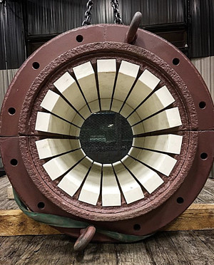 1912年到去年,holtwood水电站的导向轴承第一次从水下拆出来进行翻新.