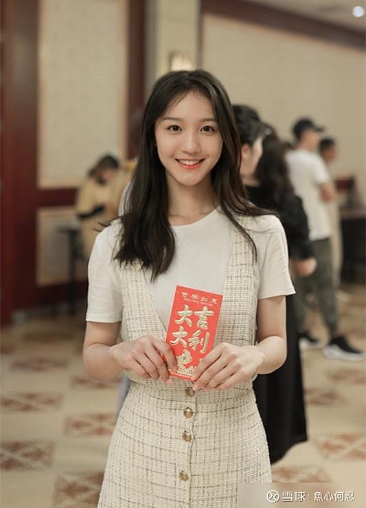 这名女子名叫刘露,今年20岁,是一名十八线的小明星
