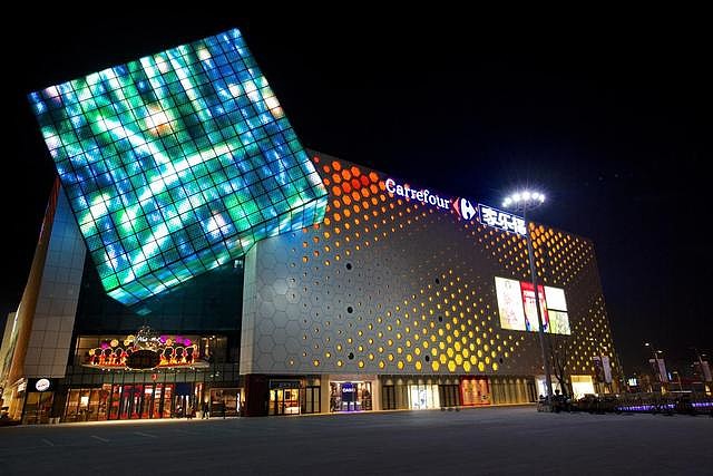 距离上述苏宁总部会场十公里外的南京家乐福大行宫门店里,苏宁易购