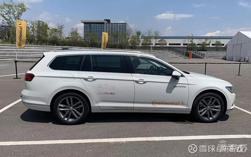 最后一站我们体验了大陆集团的自主代客泊车技术,在一片模拟的停车场