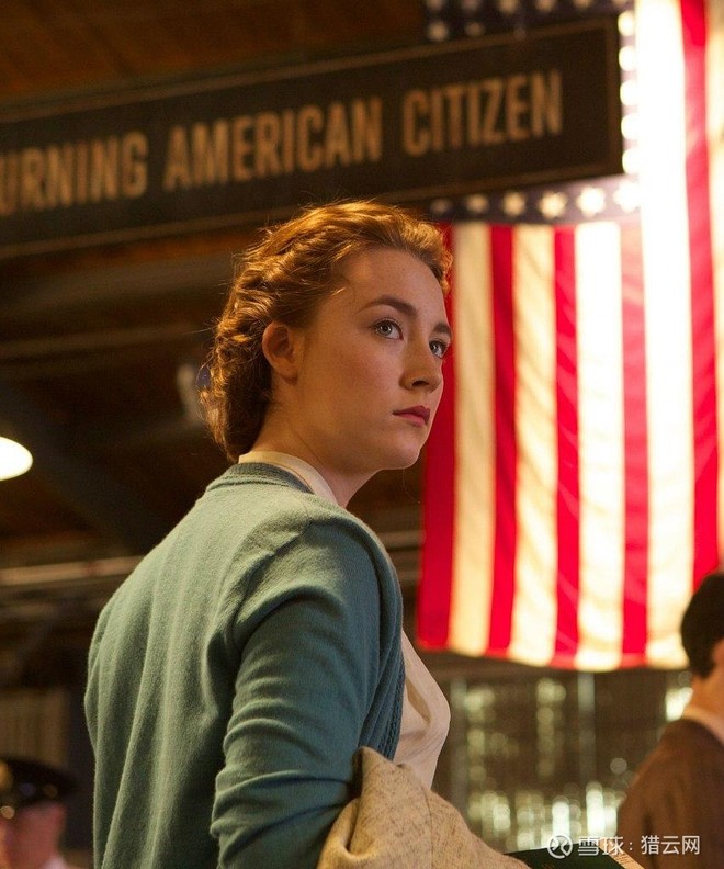 图源:电影《布鲁克林》剧照 ronan饰演从小地方来到大城市追寻人生