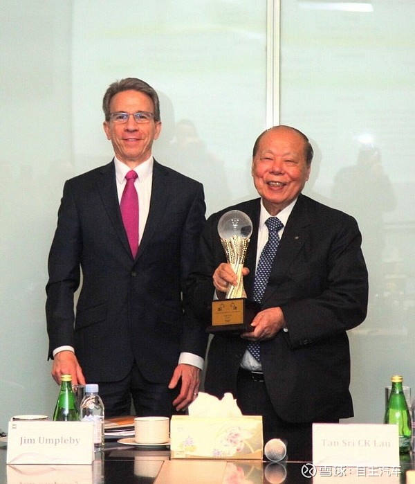 很长一段时间,利星行的掌舵人都是刘楚群,他还有一个名字叫刘禹策.