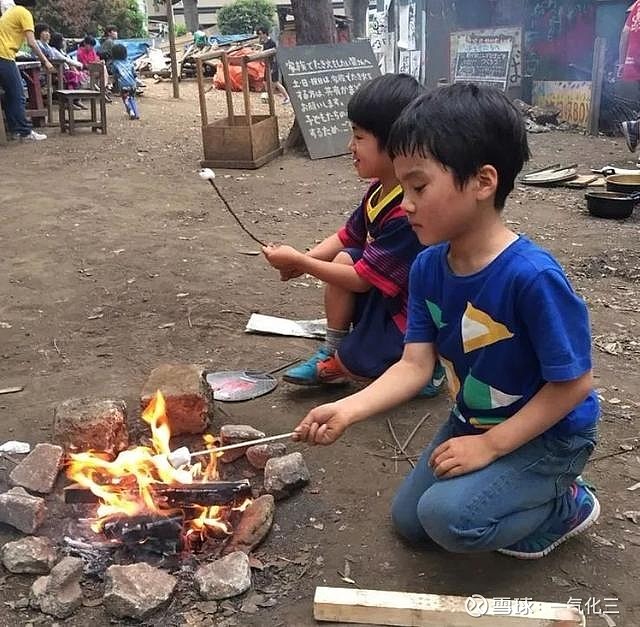 动刀抡锤,玩火涉水,这样的公园为何还能吸引那么多父母? 在这里,你可能会遇到问题,困惑甚至受伤。——羽根木游戏公园在现代这个社会,孩子们有被 ...