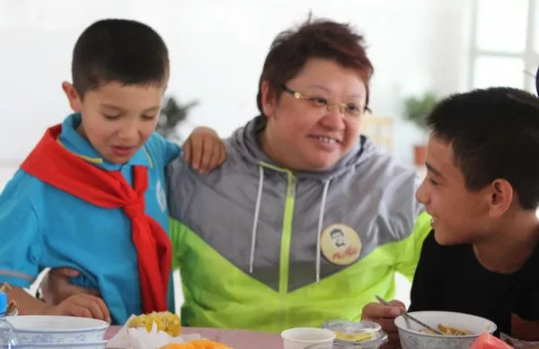 韩红18年败光全部家产,只因一件事...令戏子汗颜 自2013年起,《中国慈