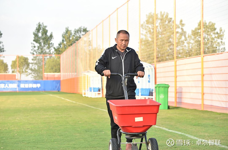 大写卓尔人⑧场地工阳瑞明自创秘诀为球场骏马守护碧绿草原