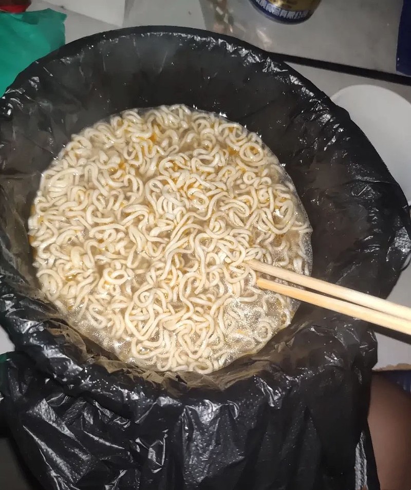最懂泡面的人都是用垃圾袋泡的要不要关灯吃看下周