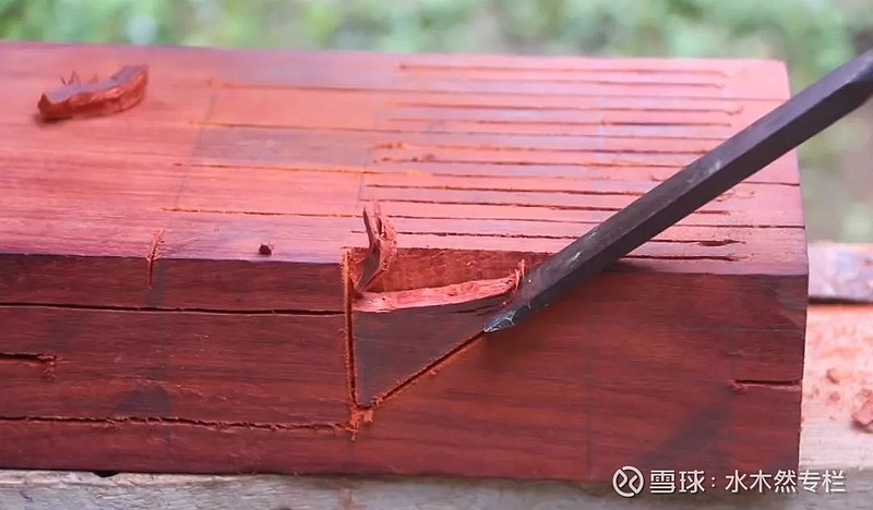 老爷爷做的这个小凳子,没有用一颗钉子,没有用一滴胶水,只是用了简单