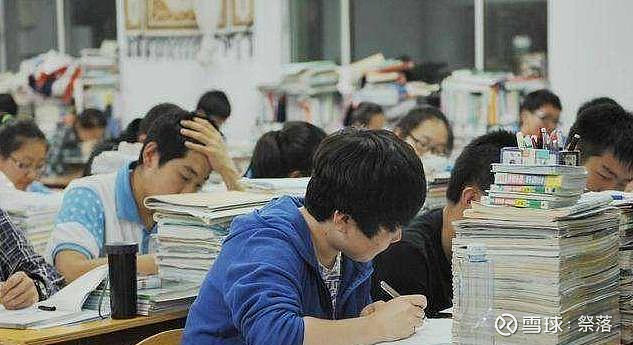 我国高考历史上最难的三次数学考试,很多考生哭着走出考场 高考是学生改变命运的一条途径,无数的学生依靠自己的努力,考得好成绩,进入重点大学读书 ...