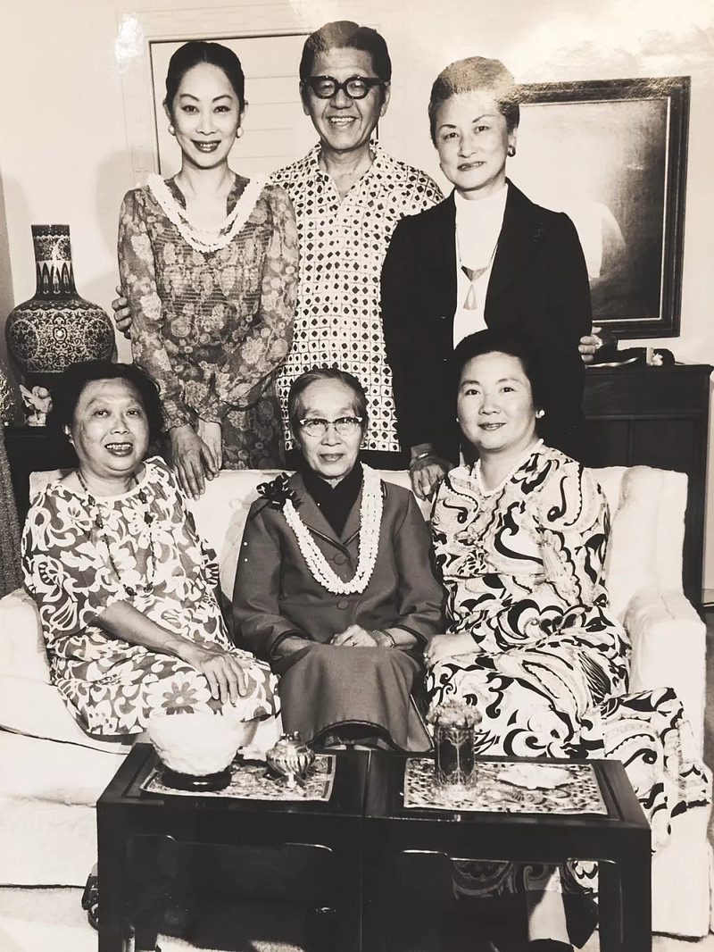 后排左一为卢燕,前排中间为卢燕母亲李桂芬  梅家寄居九年