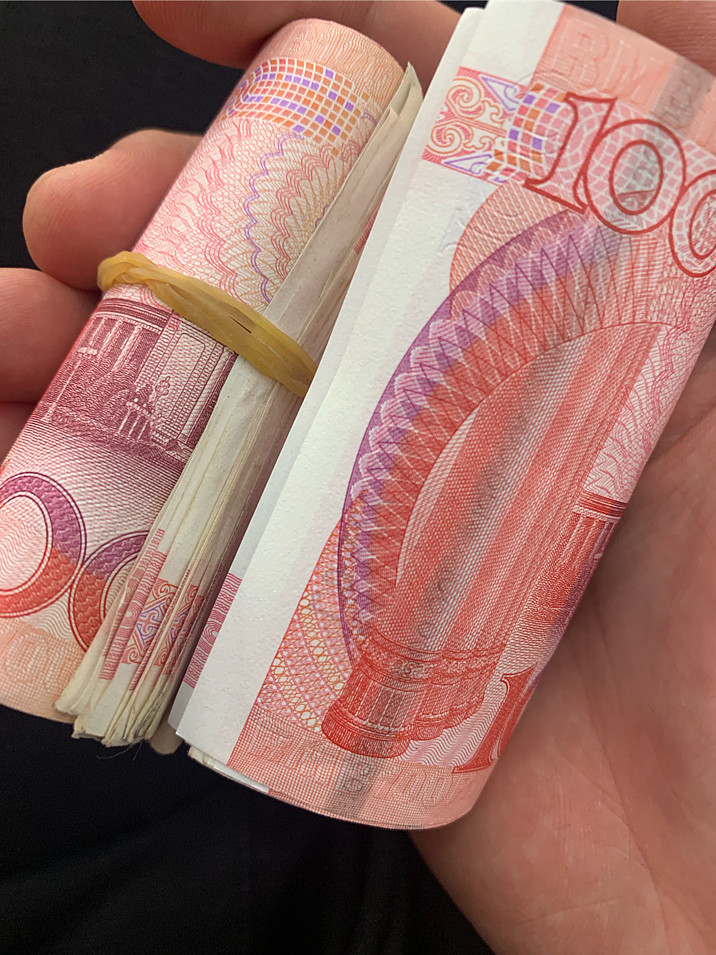 老板发工资了.这个月拿到6000块钱