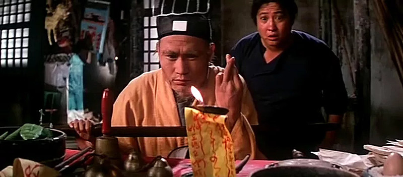 尝到甜头的洪金宝,又趁热打铁拍了《人吓人》《人吓鬼》,掀起了"功夫