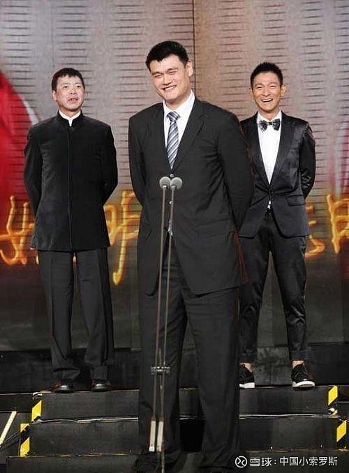 明星跟姚明合影什么效果?郭敬明最可怜,成龙刘德华最聪明