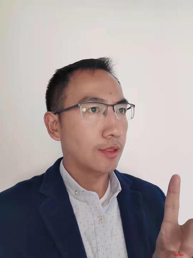 该系辅导员朱四松介绍:闫书记亲笔信写的承诺书张贴后,我们及时拍照发