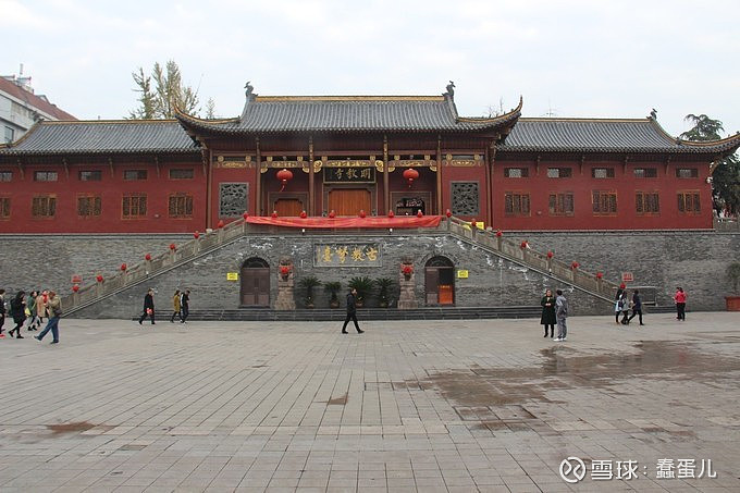 古逍遥津,张辽成名之战的地方已经成了游乐场,其衣冠冢在公园的一个