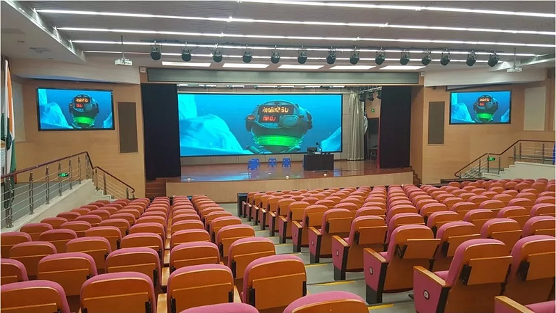 洲明为厦门市双十中学海沧附属学校报告厅提供的80平米utw小间距高清