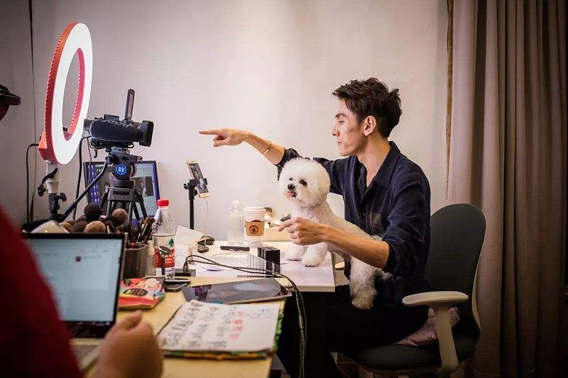 12月12日,高晓松做客李佳琦直播间,参与公益直播项目,为偏远地区农户