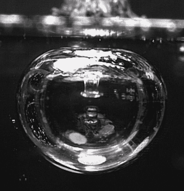 气泡:表面张力形成了气泡,形成液体的薄膜,一层有弹性的薄膜,增加接触