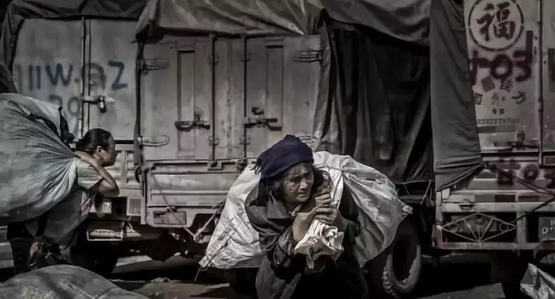 泪奔底层水泥人曝光领着800年不变的工资