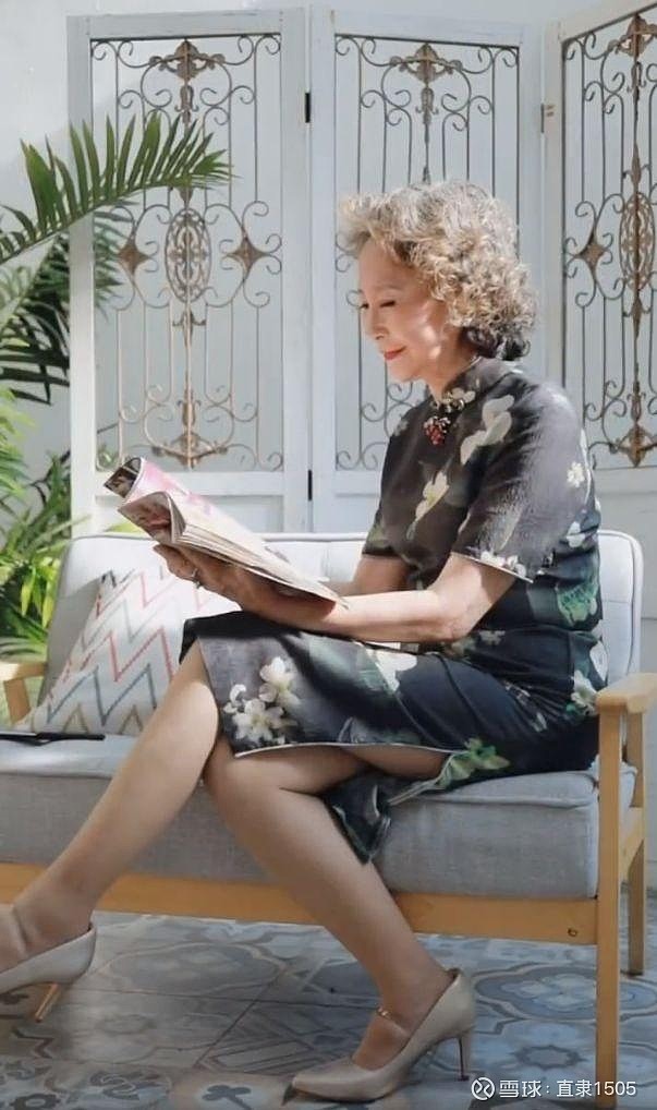 " 文 | 美物计 最近两名中国老奶奶火到了巴黎, 她们穿着旗袍走在街头