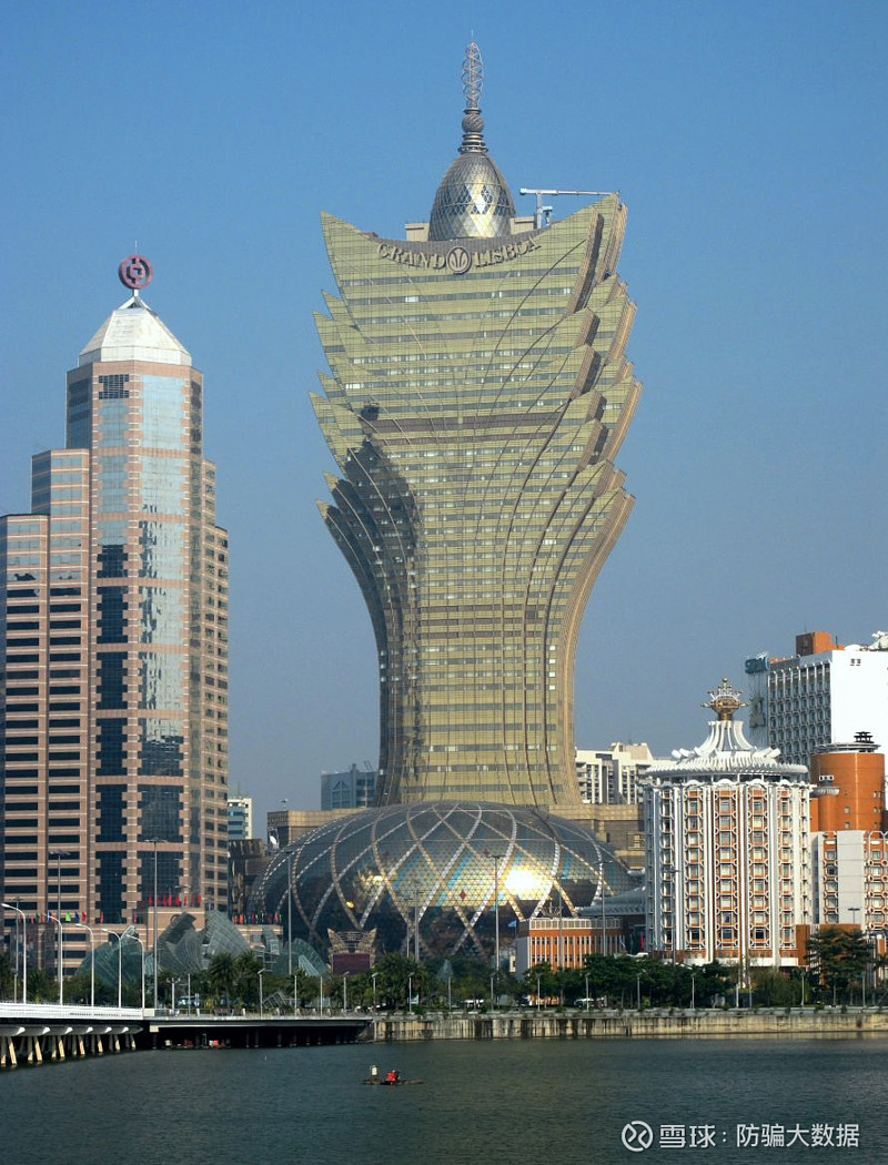 花大价钱,在原本的葡京娱乐场旁,盖了栋全澳门第二高的大楼——新葡京