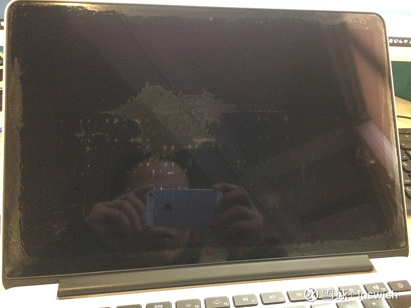 Macbook屏幕涂层脱落苹果中国售后真不要脸最近看到文章 苹果这几年来的macbook屏幕涂层有很多问题 我个人这两年来一直在忍受这个看起来很肮脏的 屏幕 实际上就是