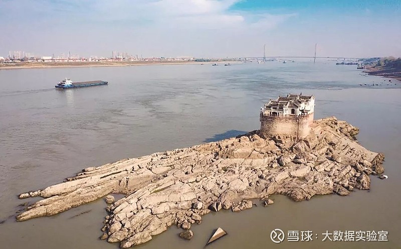 武汉人民奔走相告长江江底露出来了