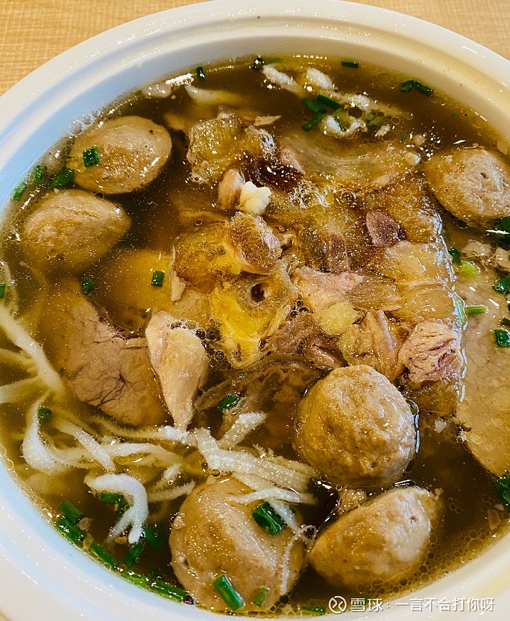 中国人在国外为什么都特别喜欢吃越南河粉 因为越南河粉汤底特别像兰州拉面 牛丸就像潮汕牛丸本丸