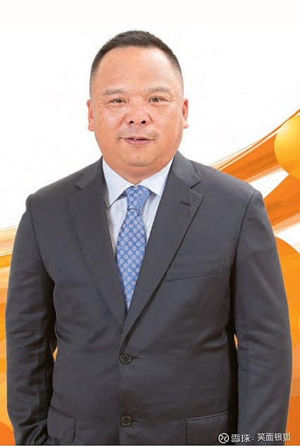 这位西装皱巴巴的大叔就是身价600亿人民币的中国服饰行业首富马建荣