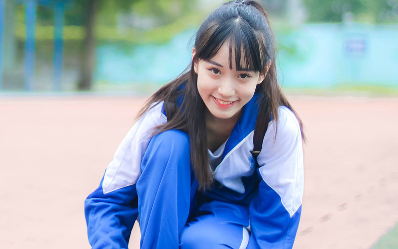 我和我女同学小学和初中都在一个班我记得小学三四年级的时候我们还是