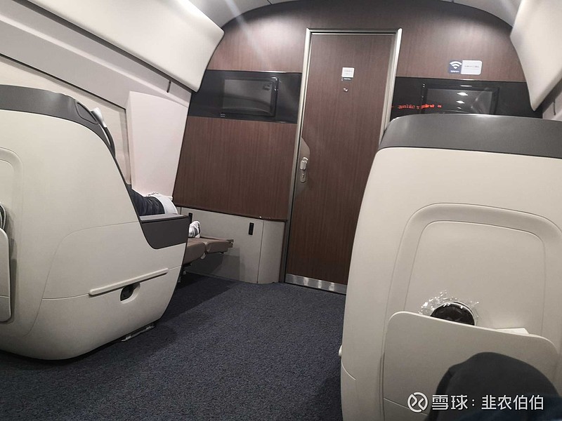 从空间角度来说,应该说商务座一个座位所占的空间应该不少于三个座位