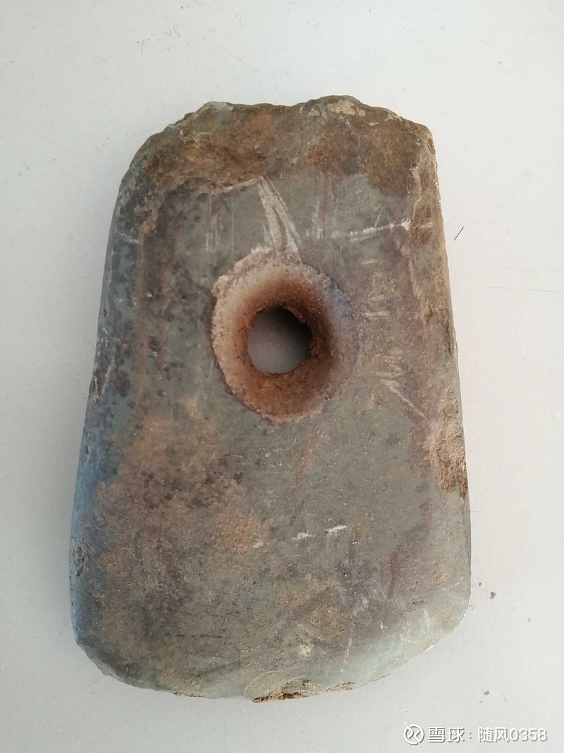 这是什么？原始人用的石斧？<i