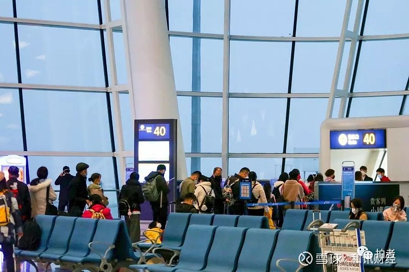 1月23日,武汉天河国际机场航站楼候机厅,取票成功的旅客排队检票登机