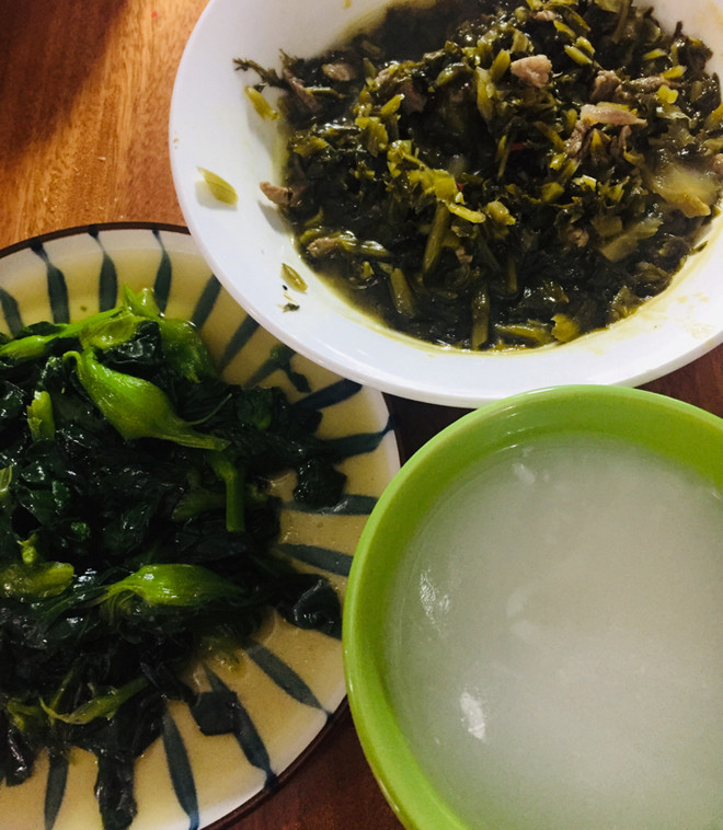 老师们都在大鱼大肉,正餐咸菜白粥的我留下了羡慕的眼泪