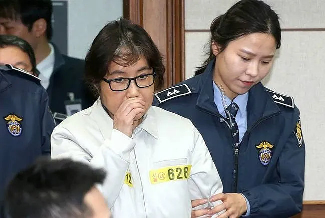 崔顺实有人说,韩国是被财阀控制的国家.