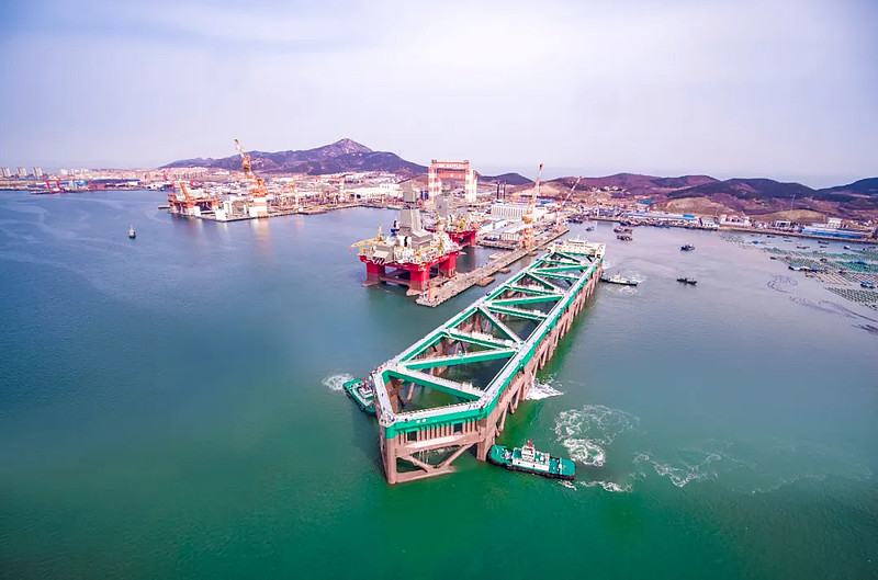 最大最先进的深水养殖工船"jostein albert",缓缓离开中集来福士码头