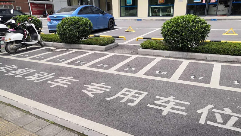 每个停车场都有专门的电瓶车停车位电瓶车路能跟机动车比宽度的每条
