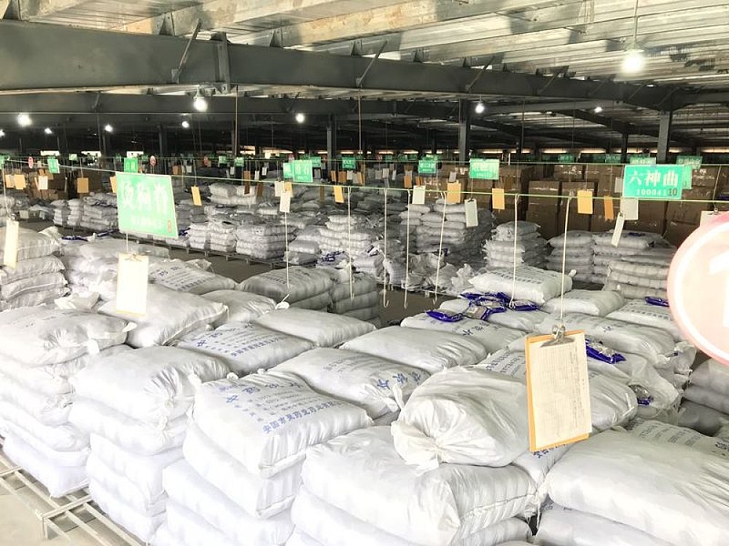 中国中医药企业加快出海助力全球抗疫 在以岭药业仓库出口区,一箱箱