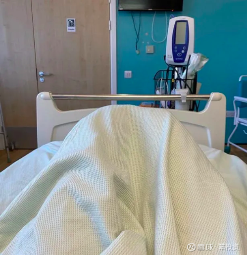 英国演员琳达·卢萨迪在病床上