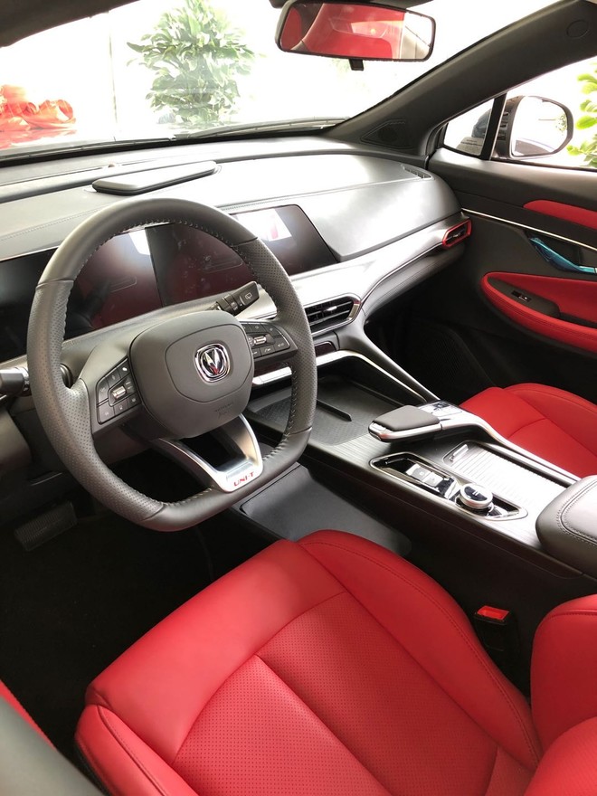 长安uni-t: 实地探店现象级爆款潜力车型