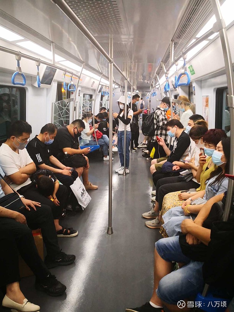 半年没坐过北京地铁了,非高峰时间,人还是不少,都戴着口罩 