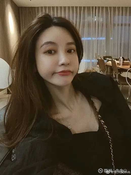 这个事件,是从蒋凡的妻子"花花董花花"发声开始的:这是我第一次也是