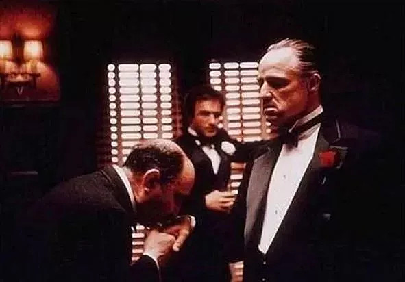 那些一眼看透本质的人 投资中与多数人有何不一样 他们的逻辑都是这样练就的 张良计导读 教父 里有句话影响了很多人 花半秒钟就看透事物本质的人 和花一辈子都看不清事物本质的人 注定是截