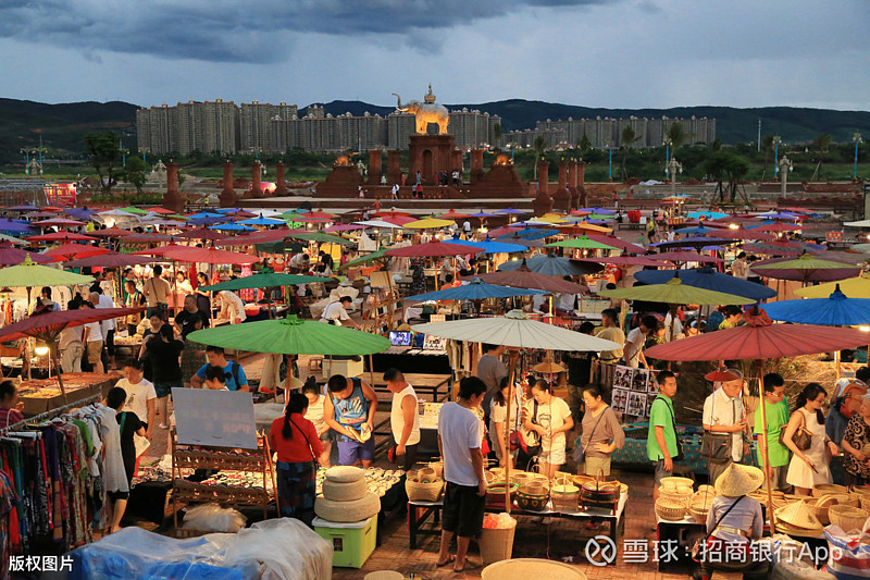 解决10万人就业,“地摊经济”真够味 人间烟火气,最是抚人心。“我们西部有个城市,按照当地的规范,设置了3.6万个流动商贩的摊位,结果一夜之间 ...