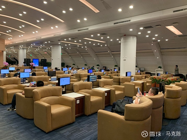 晚上800多的首都机场贵宾厅跟两周前比人多了很多
